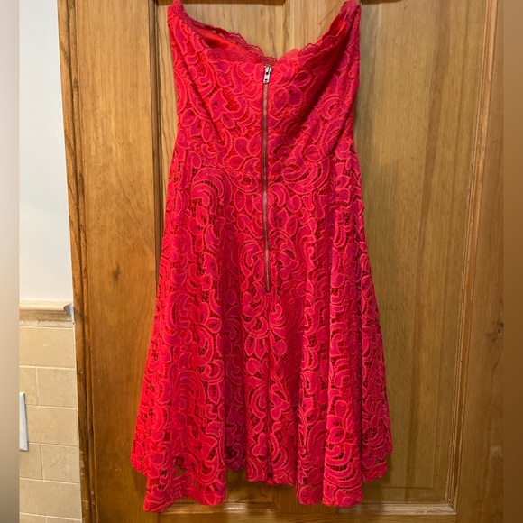 Strapless red lace dress - Picture 4 of 5